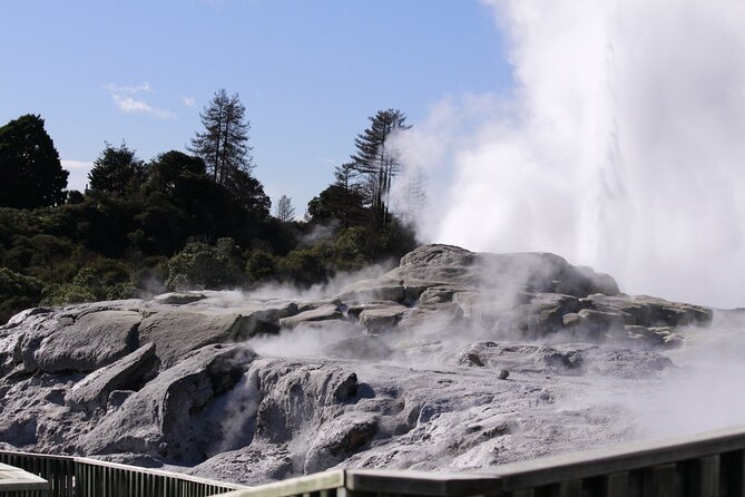 2-Day Hobbiton, Rotorua, Waitomo Caves Tour from Auckland with Accommodation - Rotorua base time: Lakefront stops and a real overnight