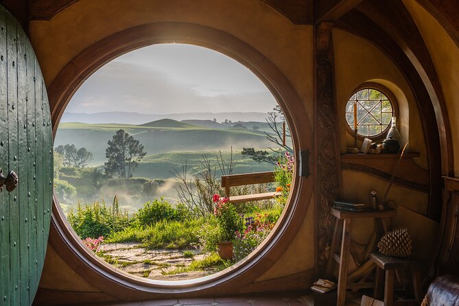 2 Day Tour Auckland to Hobbiton, Waitomo, Rotorua and Taupo - Wai-O-Tapu and Lady Knox Geyser: The Geothermal Show You Came For