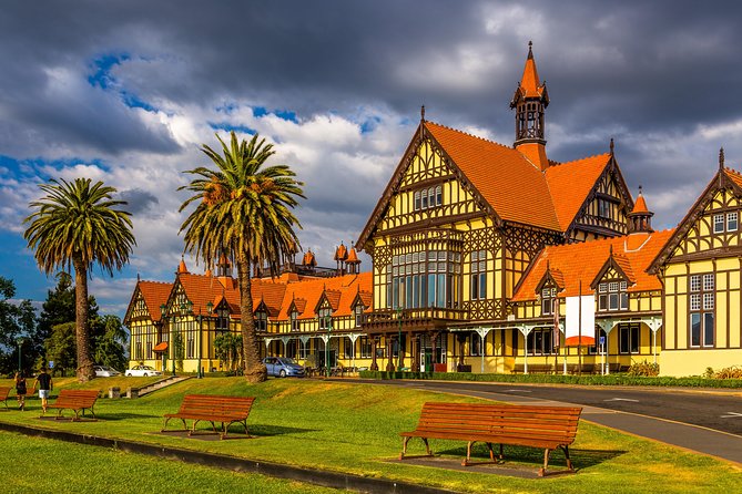 2 Day Waitomo Caves, Hobbiton Movie Set and Rotorua Tour from Auckland - Te Puia in Rotorua: geysers, Māori culture, and a chance to spot a kiwi