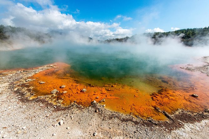 3 Day Waitomo Caves, Hobbiton Movie Set and Rotorua Tour from Auckland - Day 1: Waitomo Glowworm Caves and Te Puia Rotorua Culture