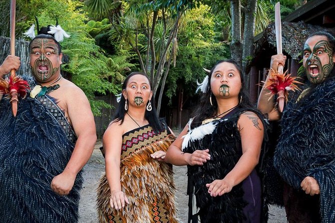 3 Day Waitomo Caves, Hobbiton Movie Set and Rotorua Tour from Auckland - Guides, Group Size, and the Pace You Should Expect