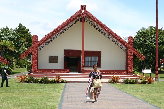 5-Day Bay of Islands, Auckland, Hobbiton, Rotorua & Waitomo Tour - Rotorua in the morning, Hobbiton in the afternoon: two moods in one day