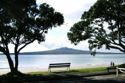 Auckland City Tour & Kumeu Wine Country Includes Wine Tastings & Lunch - The morning Auckland loop: Queen Street, Ponsonby, and Harbour Bridge views