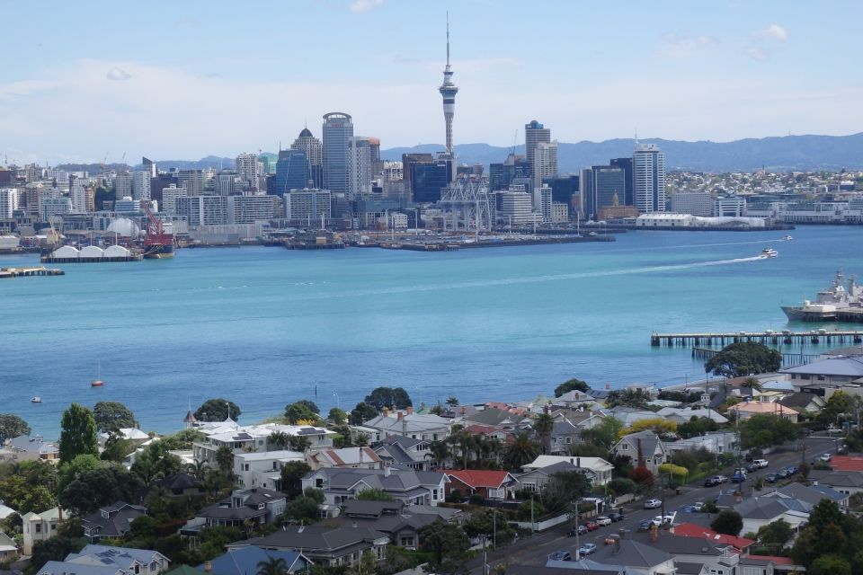Auckland: Half-Day Scenic Sightseeing Tour - Orakei Basin, Remuera, and Parnell: crater lakes and clues in the homes