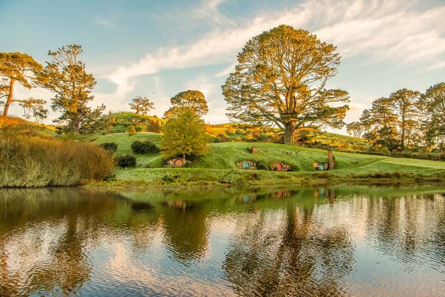 Auckland: Hobbiton Movie Set Day Trip with Festive Lunch - Who should book this day trip from Auckland