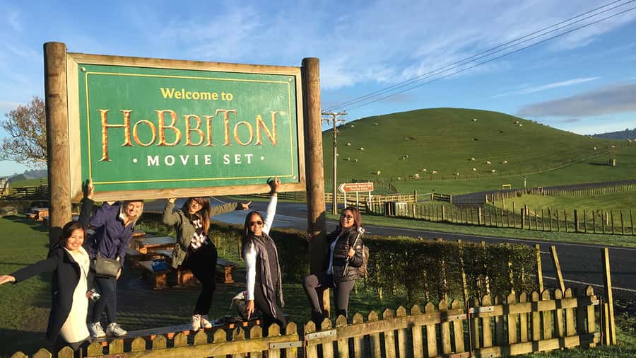 Auckland: Hobbiton & Waitomo Caves Small-Group Tour & Lunch - Waitomo Glowworm Caves: the starry boat ride and the part you can’t forget