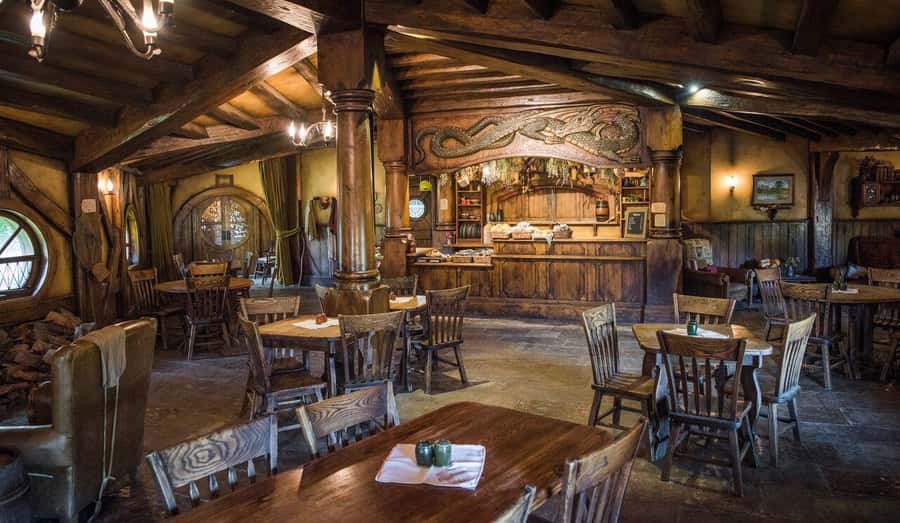 Auckland: Hobbiton & Waitomo Glow Worm Caves Private Tour - The Green Dragon Inn drink, plus where lunch fits in