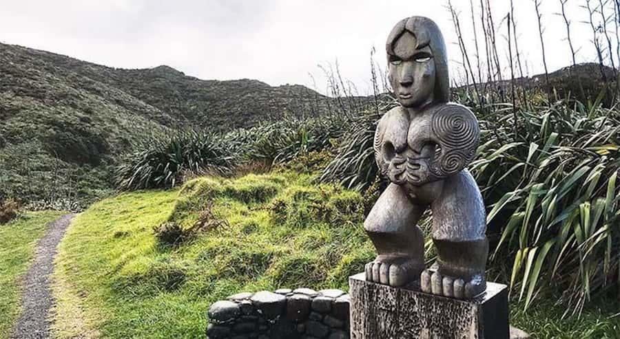 Auckland: Piha Beach, Rainforest, & Mount Eden Private Tour - Arataki Cultural Centre: Māori place stories before you walk the forest
