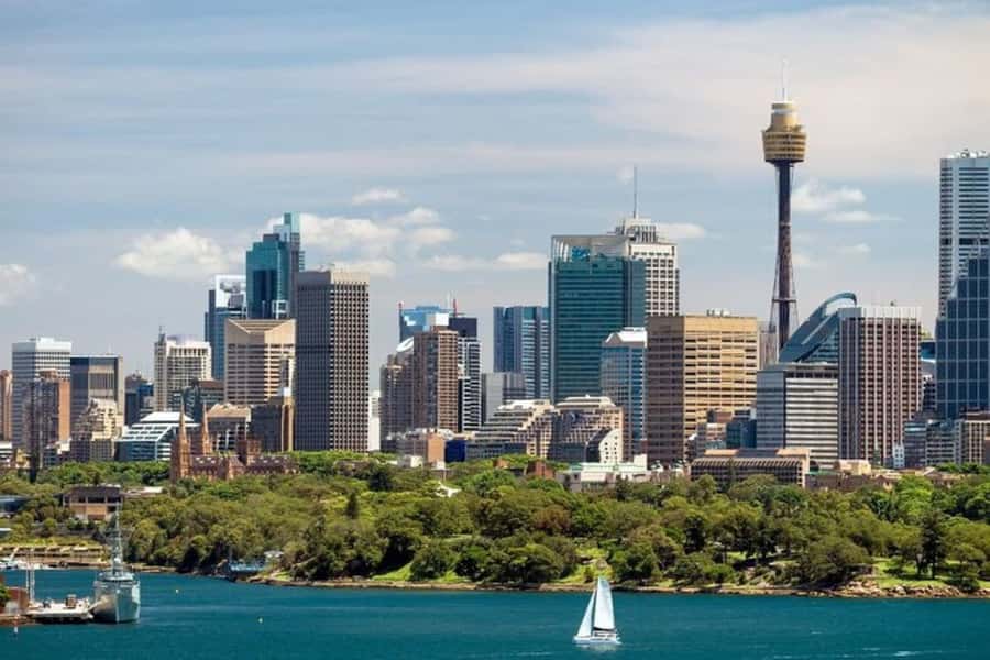 Auckland: Private Customizable Walking Tour with Local Guide - Photo stops, main sights, and the museum-exterior approach