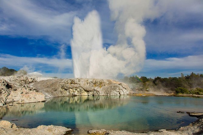 Auckland to Hobbiton Movie Set and Rotorua's Geothermal Valley - Key Things That Make This Tour Work