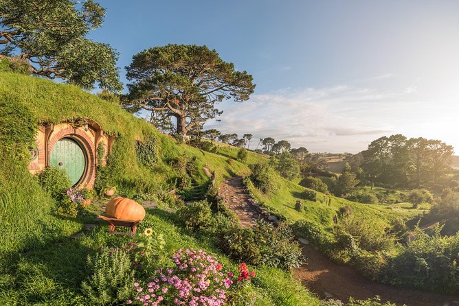 Auckland to Rotorua via Hobbiton Small Group Tour (One Way) - Guides and group size: what small-group really feels like