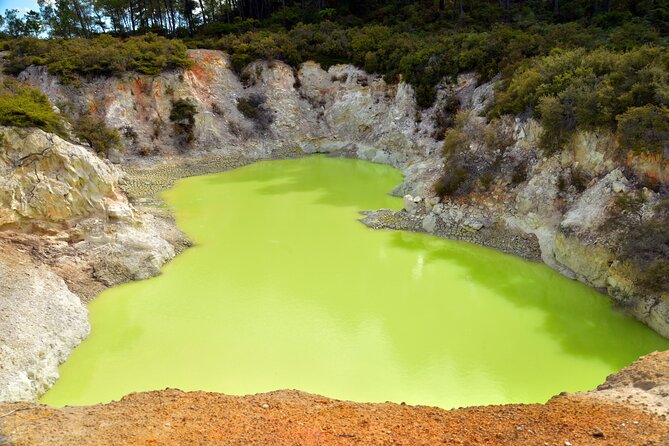 From Auckand: Waiotapu and Polynesian Spa Rotorua Day Tour - Small-group energy, and why guides matter on this route