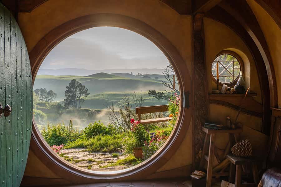 From Auckland: Hobbiton Movie Set Day Tour with Picnic Lunch - Auckland to Waikato: the drive that sets your expectations