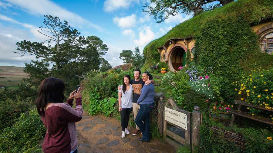 From Auckland: Hobbiton Movie Set Small Group Tour - Alexander Family Sheep Farm: the easiest entry to Hobbiton mode