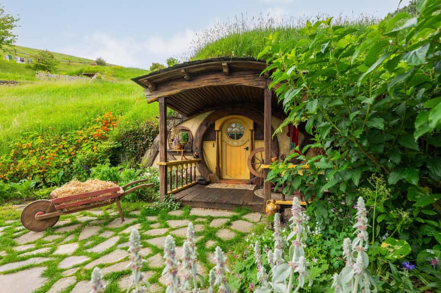 From Auckland: Hobbiton Movie Set Small Group Tour - The Green Dragon Inn drink stop: a small inclusion with big payoff