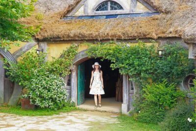 From Auckland: Hobbiton & Rotorua Tour with Lunch at Te Puia - Entering Hobbiton: The 2.5-Hour Guided Set Tour (With the New Holes)