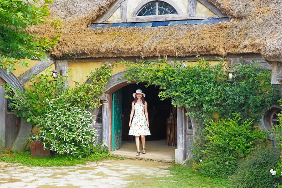 From Auckland: Hobbiton & Rotorua Tour with Lunch at Te Puia - Entering Hobbiton: The 2.5-Hour Guided Set Tour (With the New Holes)