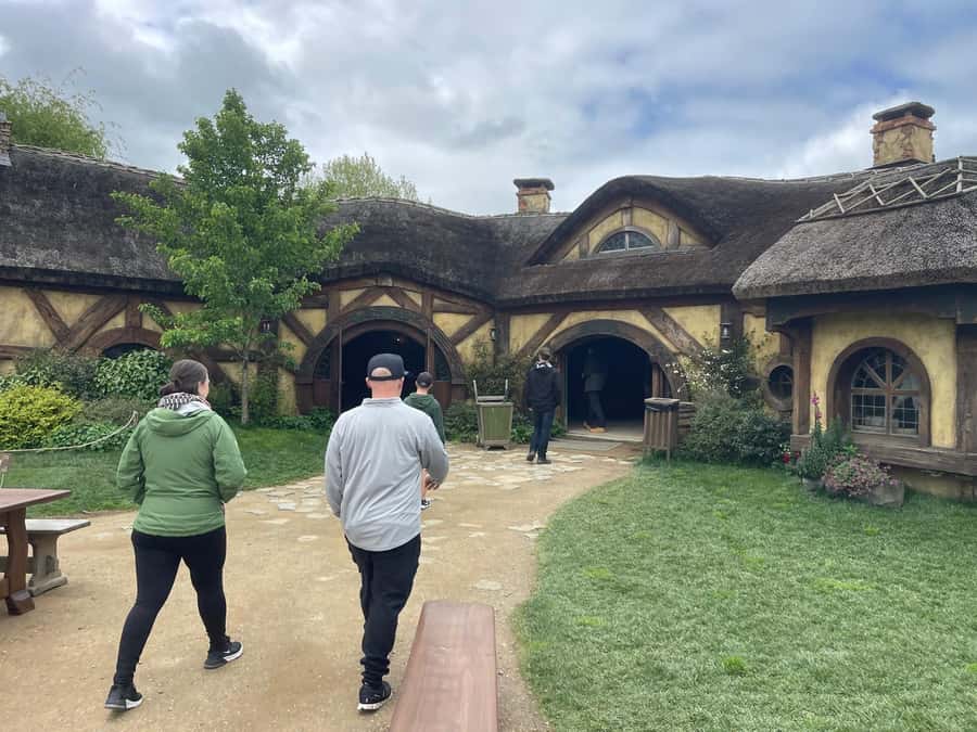 From Auckland: Hobbiton, Waitomo Caves & Kiwi House Tour - Who should book this Middle-earth highlights day