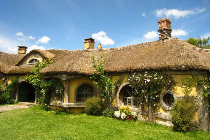 Hobbiton and Waitomo Caves Small Tour from Auckland - Lunch at Shire’s Rest Café: budgeting and staying on schedule