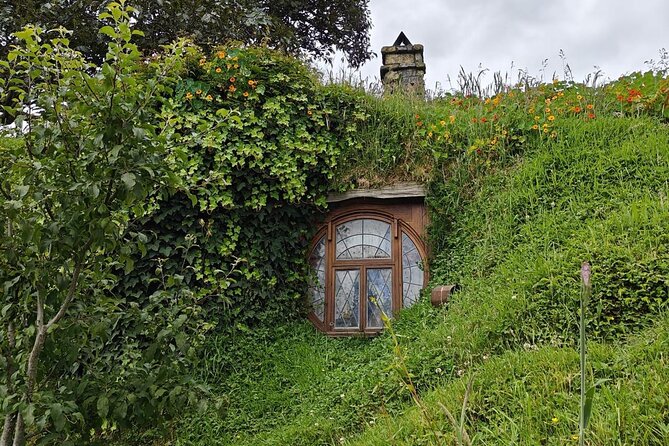 Hobbiton Movie Set Guided Day Tour with Lunch from Auckland - Group size and tickets: staying organized without feeling boxed in