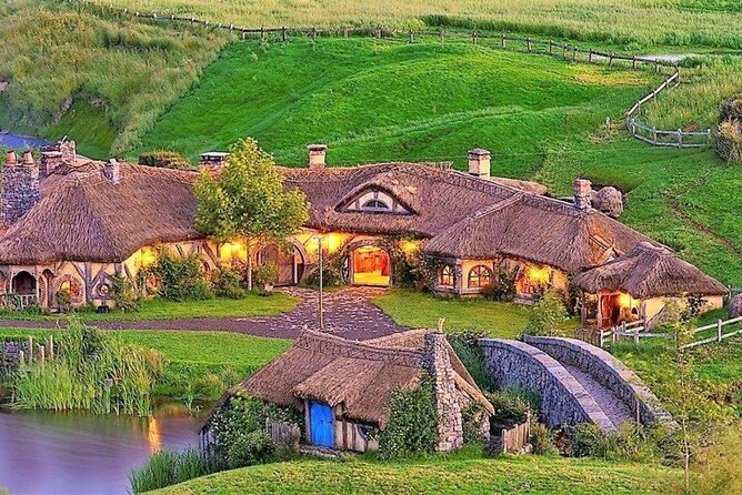Hobbiton Movie Set Tour to Blue Springs and Mineral Spa - Tirau Lunch Break: A Small Town Reset, Not a Full Meal Plan