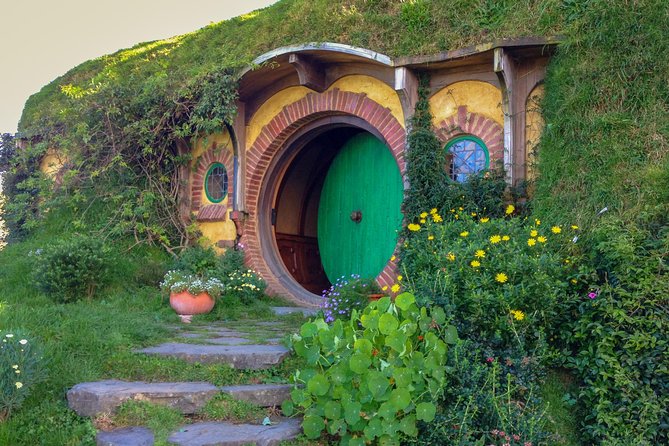 Hobbiton Movie Set Tour with lunch from Auckland - Green Dragon drink and Hobbit feast setup