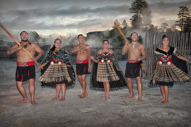 Hobbiton & Rotorua Living Māori Village Private Tour Ex-Auckland - Pohutu Geyser and the geothermal walk: what you’ll actually see