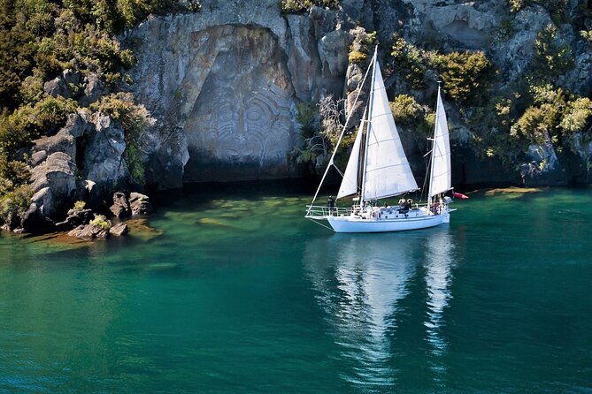 Lake Taupō Private Day Tour from Auckland to Māori Rock Carvings - Huka Honey Hive: Tastings, Beehives, and a Sweet Break