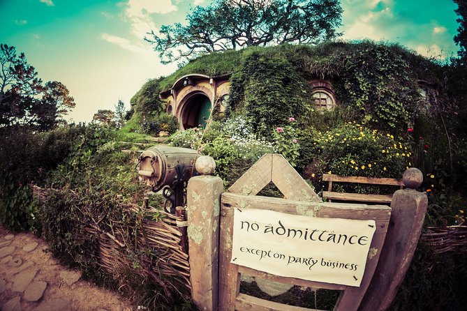 Luxury Small group tour from Auckland to Hobbiton Movie Set - A guided Shire walk: how the stories fit the scenery
