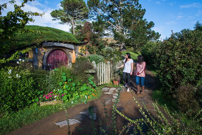 Private 2 Day Tour: Hobbiton, Waitomo, Rotorua Geothermal & Hamilton Gardens - Hamilton Gardens: a slower walk built around people and plants