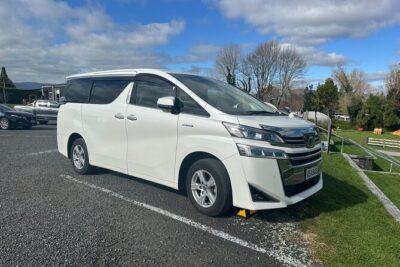 Private Auckland Airport Transfer: to/from City Hotels in Minivan - The minivan experience: Wi‑Fi, chargers, space for real luggage