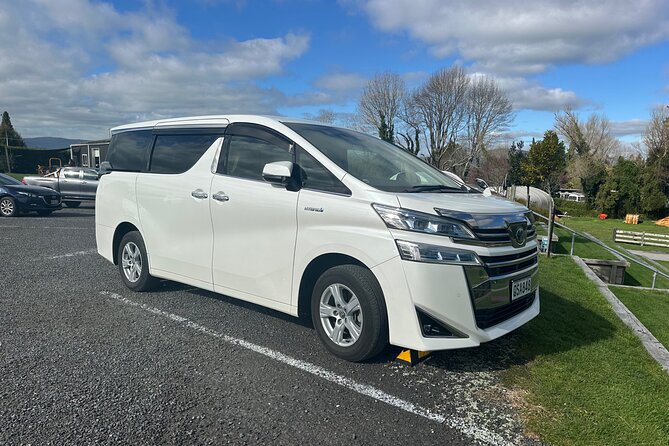 Private Auckland Airport Transfer: to/from City Hotels in Minivan - The minivan experience: Wi‑Fi, chargers, space for real luggage