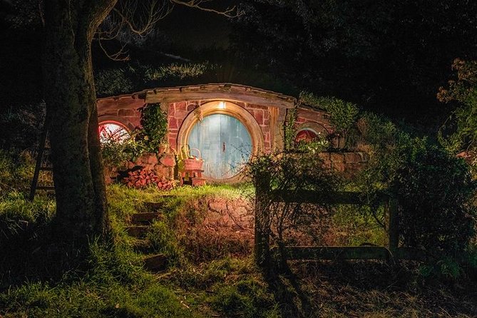 Private tour - Hobbiton Movie Set Evening Banquet Return from Auckland - Lantern-lit return through the village: the easy ending to a long day