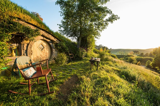 Private tour - Hobbiton Movie Set Evening Banquet Return from Auckland - Price and logistics: is $806.75 per person good value?