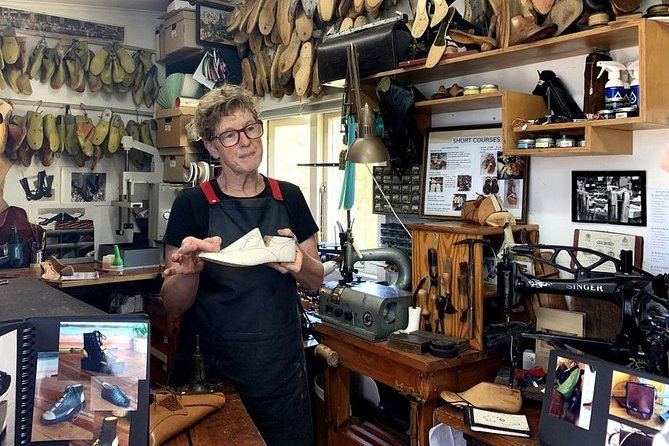 Waiheke Island Private Art Tour - Stop 1: Waiheke Community Art Gallery (1 hour, admission included)