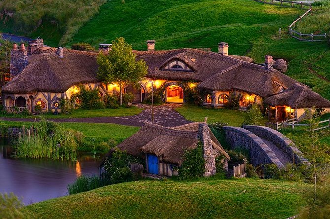Waitomo Caves & Hobbiton Small Group Tour inc Lunch from Auckland - Otorohanga lunch stop: a real break, not just a fast stop