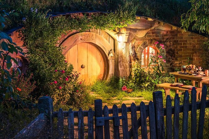 Waitomo Caves & Hobbiton Small Group Tour inc Lunch from Auckland - Hobbiton Movie Set: how the tour structure keeps it fun